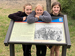 girls-w-sign-250 three young girls stading with a civil war sign